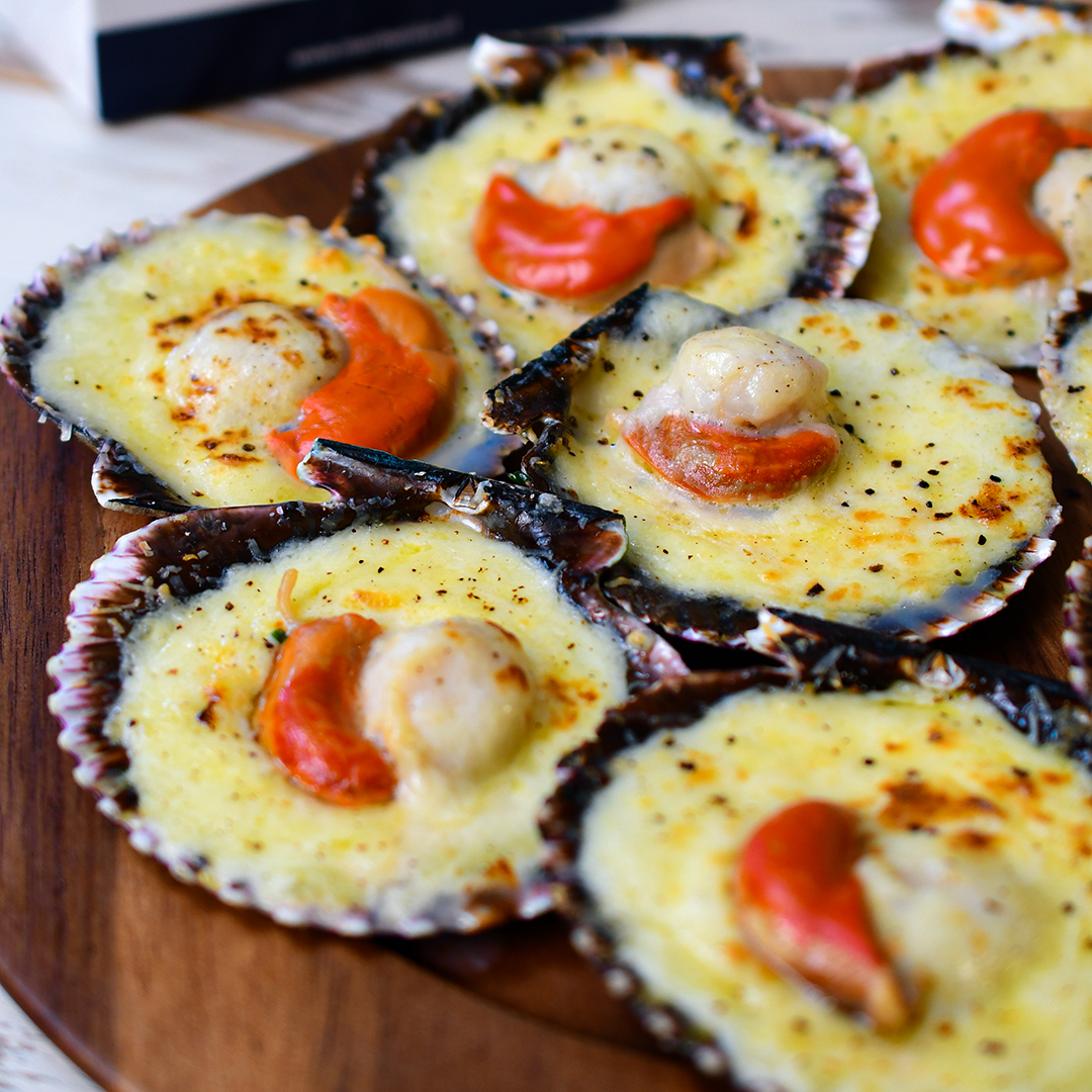 Ostiones a la parmesana Gourmet con coral 8 unidades (extra queso, crema y mantequilla)